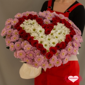 Купить букет «Чувствуй меня» в виде сердца из роз и хризантем в Благовещенске