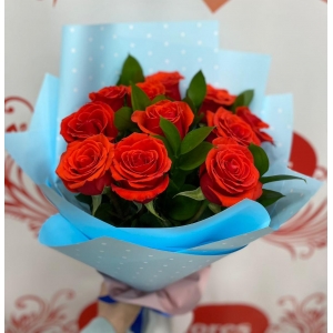 Купить букет из 11 красных роз с зеленью с доставкой в Благовещенске