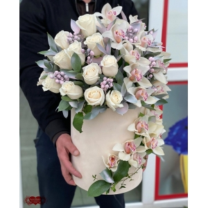 Купить коробку цветов «Белый бархат» с доставкой в Благовещенске