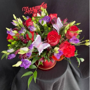 Купить коробку цветов «Грация» с доставкой в Благовещенске