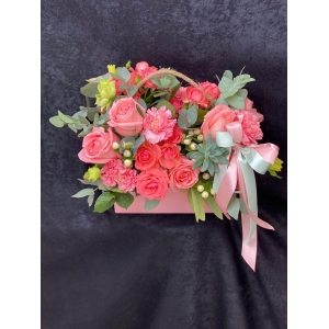Купить коробку цветов «Романтический вечер» с доставкой в Благовещенске