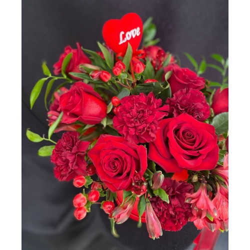 Купить цветы в коробке «Румяная заря» с доставкой в Благовещенске