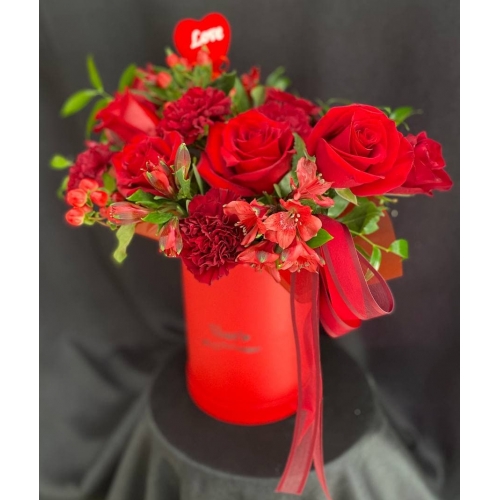 Купить цветы в коробке «Румяная заря» с доставкой в Благовещенске