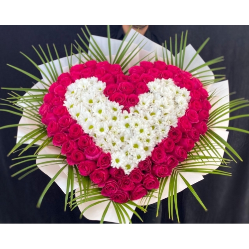 Купить охапку цветов «Сердце любви» с доставкой в Благовещенске
